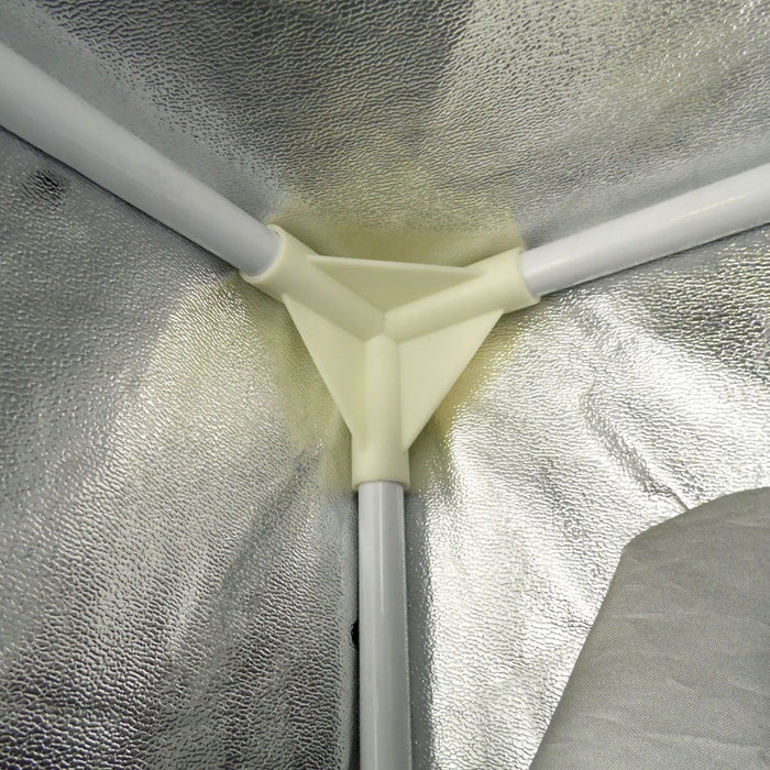 Innenansicht der 240x120x200 Growbox mit Mylar
